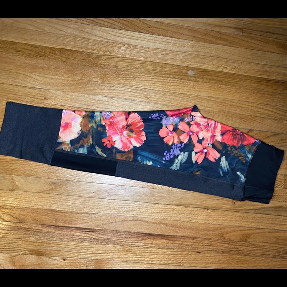Joylab floral capri leggings - Picture 2 of 3
